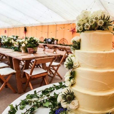 Wedding cake with in the foreground and saffron yellow walls in the background under an ivory ceiling lining